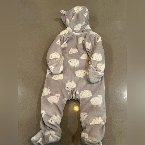 Carter's Snowsuit 6 months - Picture 2 of 7